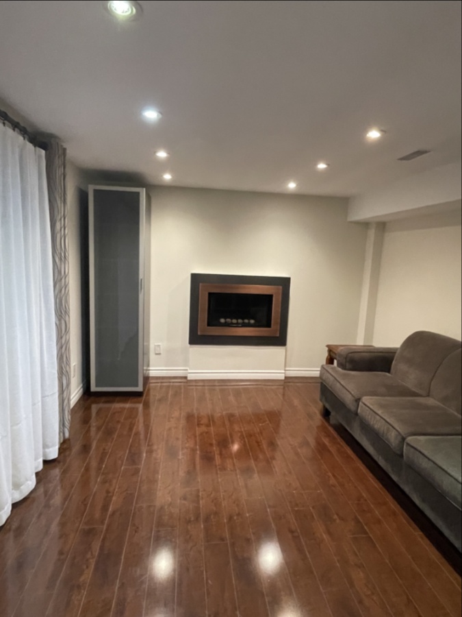 Новый бейсмент-апартмент в Central Etobicoke (Renforth/Eringate)