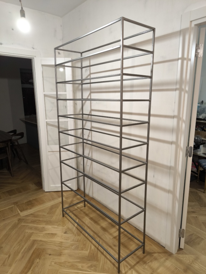 Помощник ищет работу.
