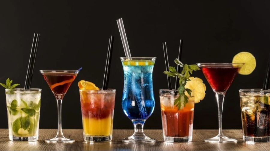 Асортимент напитков для праздничного стола и поднятия настроения