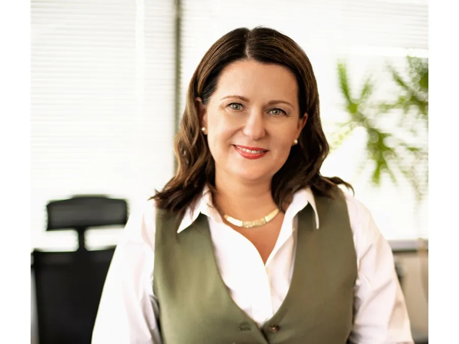 * * ANNA BON, Paralegal & Immigration Consultant