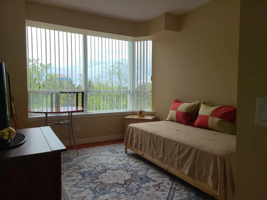 NORTH YORK / BATHURST & STEELES СДАЁТСЯ КОМНАТА В КВАРТИРЕ КОНДО ДЛЯ  ЖЕНЩИНЫ