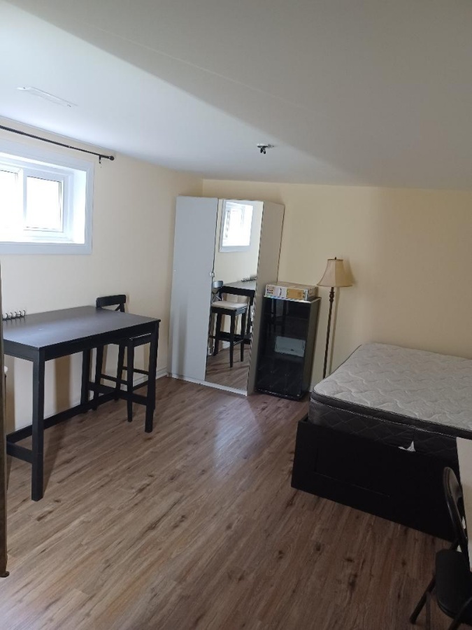Yonge & Clark- $800/$1000 2 комнаты в Торнхилле в светлом полубейсменте