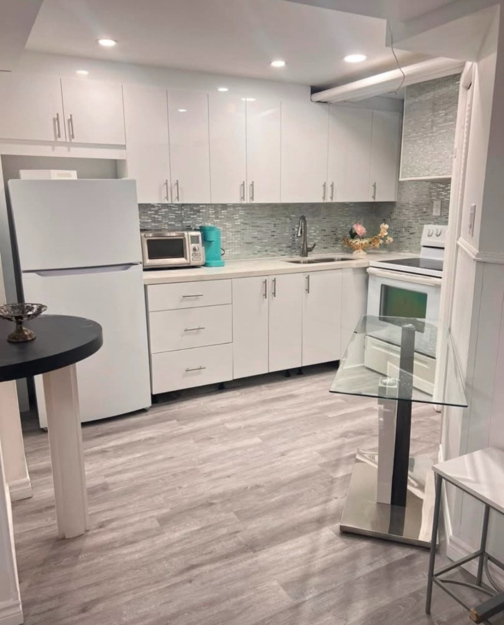 Steels and Dufferin 2 Bedroom апартамент в частном доме