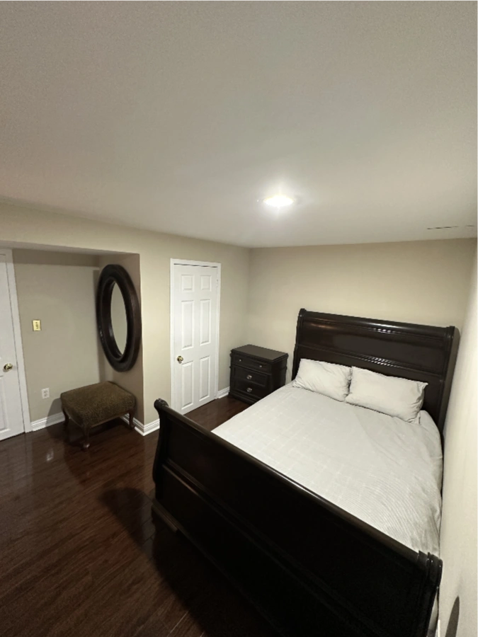 Сдаётся мебилированная одно спальная квартира в бейсманте в районе Yonge and Gamble.