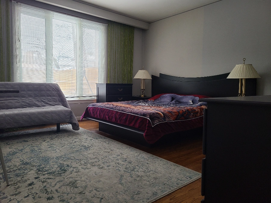 КОМНАТА (Bathurst & Steeles)