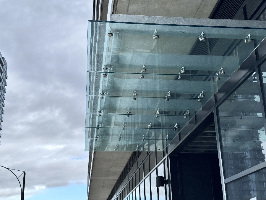 Команда по установке Glass Canopy