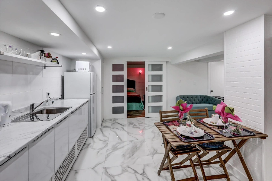 меблированная однокомнатная квартира Royal York and Lakeshore  NO LEASE