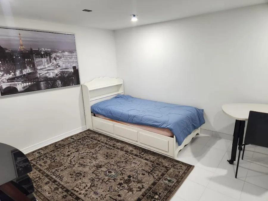 Cдаётся комната North York  M6L 1Y2