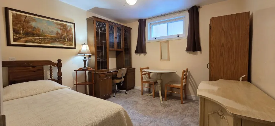 КОМНАТА (Bathurst & Steeles)