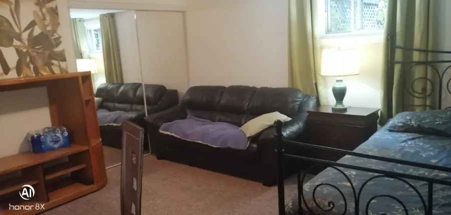 Yonge–Steeles–Bathurst большая меблированная комната в чистом, тихом полу-бейсменте