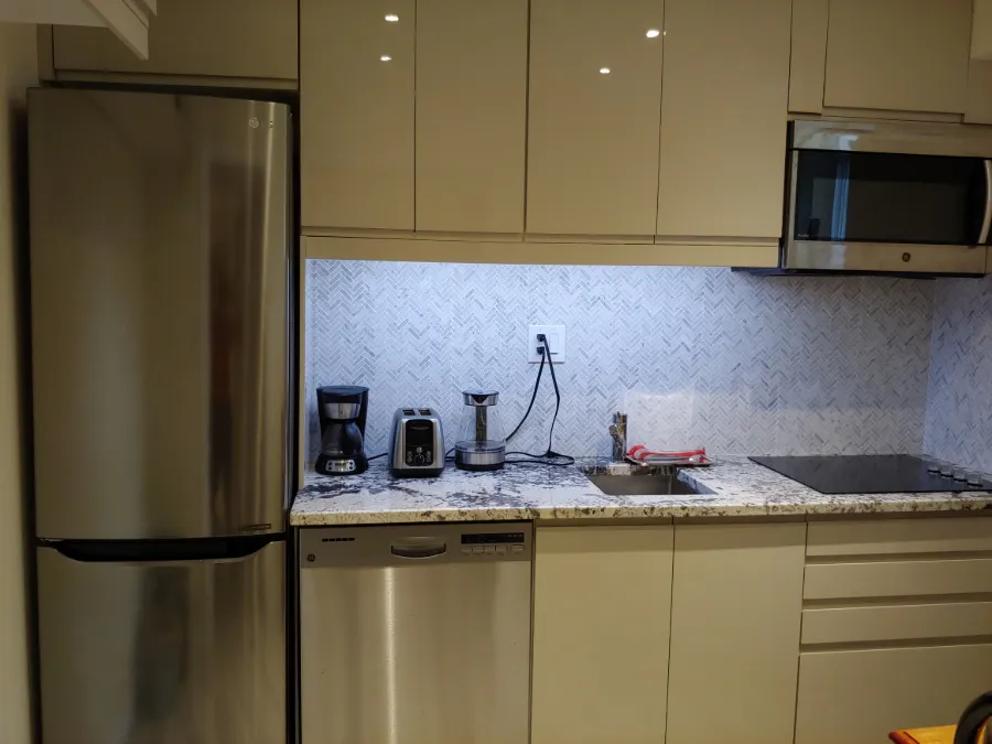 СДАЁТСЯ КВАРТИРА/2комнаты + den/1200 кв. футов/ Keelsdale SUBWAY/Доступен с 1 мая 2026 г.